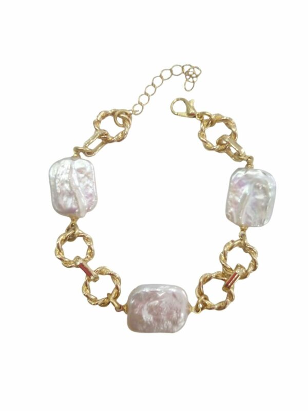 Bracelet made with golden brass chain and flat river pearls. Adjustable length 24cm Free shipping