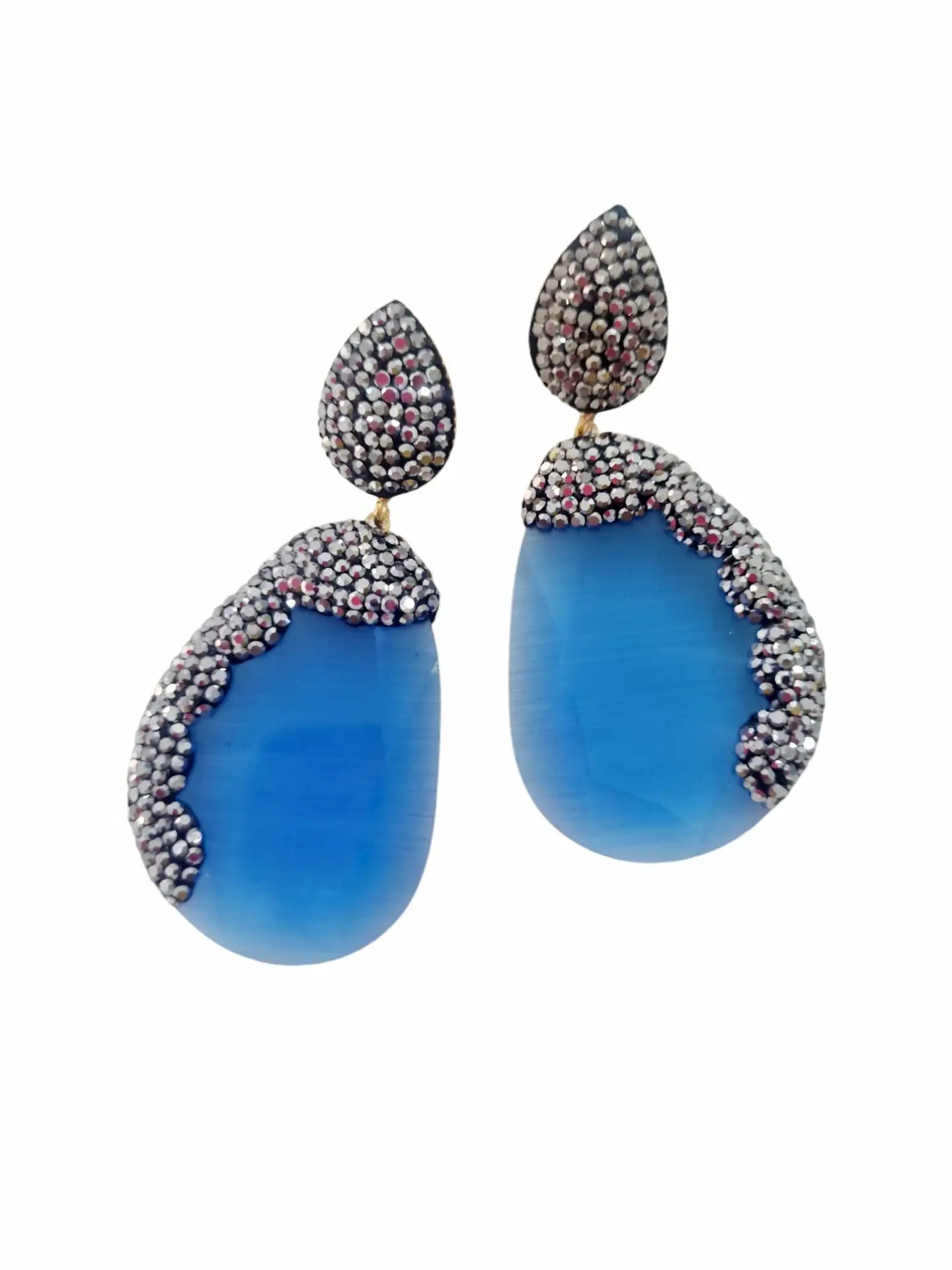 Orecchini  realizzati con occhio di gatto azzurro e marcasite.
Peso 11.7gr
Lunghezza 6cm Spedizione Gratuita