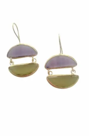 Orecchini  realizzati con occhio di gatto viola e verde acido contornati da ottone. Lunghezza 4cm Peso  4.2gr Spedizione Gratuita