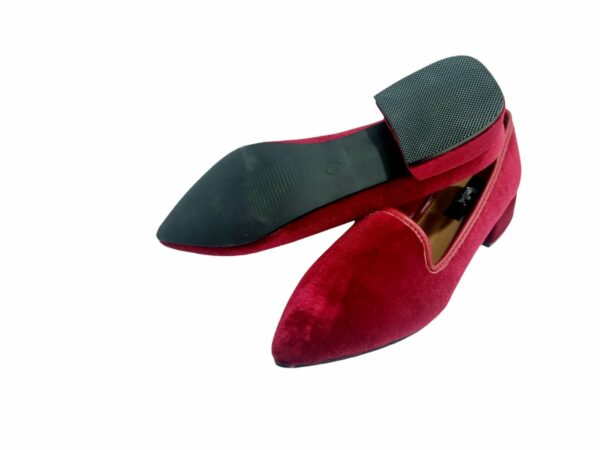 Mocassino vellutato bordeaux con tacchetto 3cm, suola antiscivolo e interno morbido. Vestibilità regolare. Spedizione Gratuita