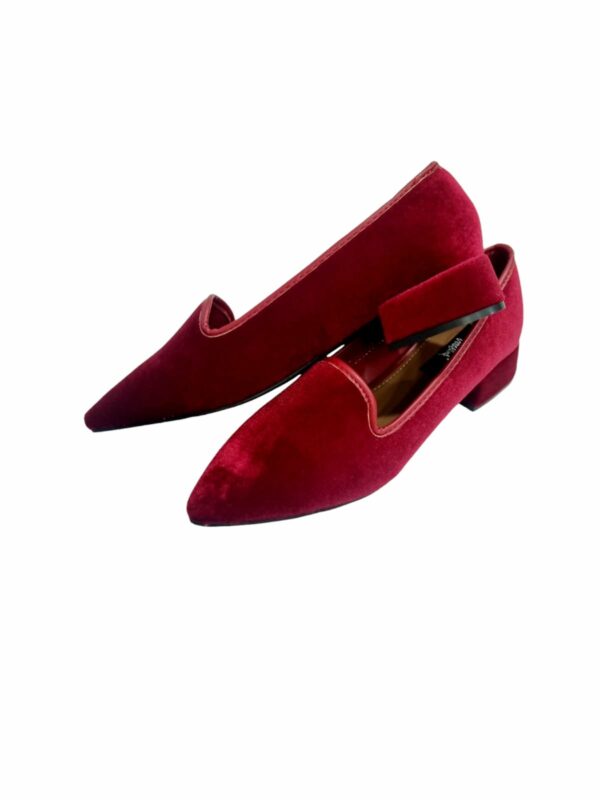 Mocassino vellutato bordeaux con tacchetto 3cm, suola antiscivolo e interno morbido. Vestibilità regolare. Spedizione Gratuita