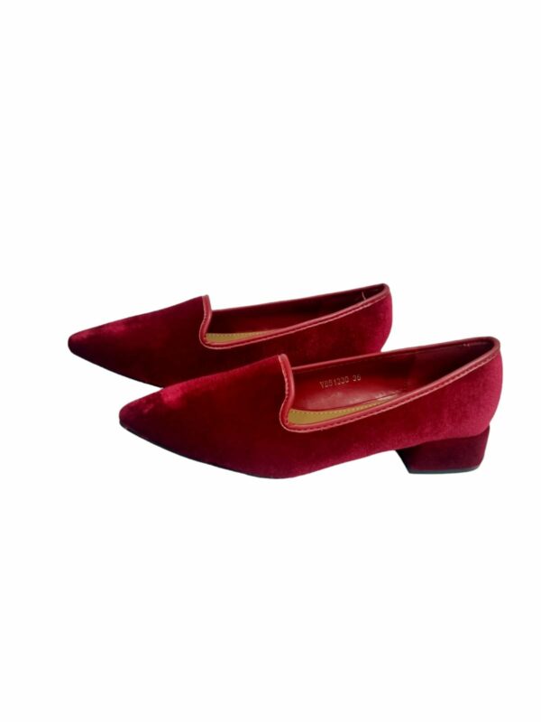 Mocassino vellutato bordeaux con tacchetto 3cm, suola antiscivolo e interno morbido. Vestibilità regolare. Spedizione Gratuita