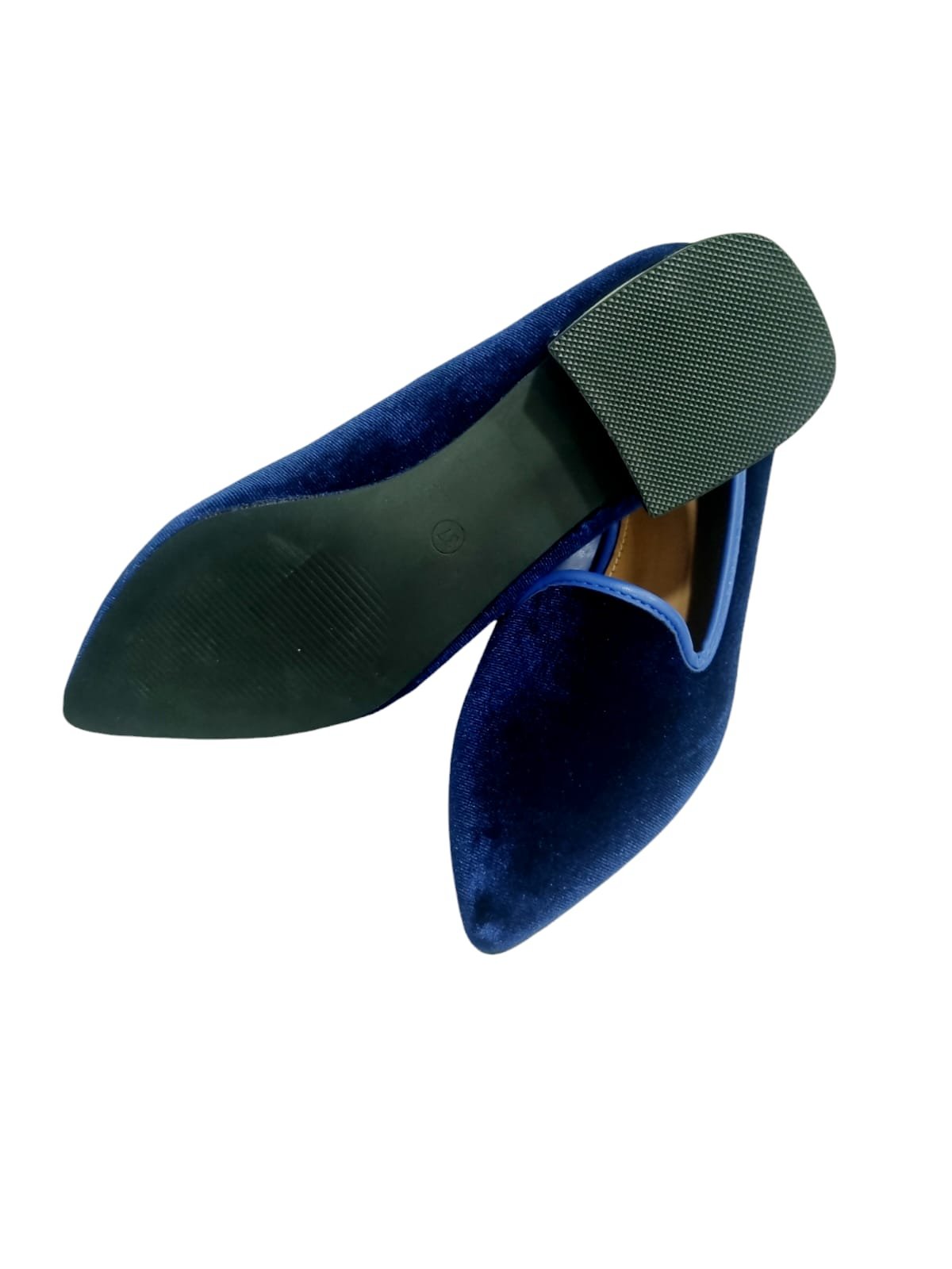 Mocassino vellutato blu con tacchetto 3cm, suola antiscivolo e interno morbido. Vestibilità regolare. Spedizione Gratuita