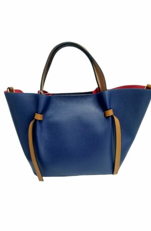 Borsa in vera pelle blu, made italy,interno rosso e dettagli cuoio. Sacca Interna.Chiusura con doppio bottone magneticoDotata di tracolla.Misure L44cn B27cm H24cm P15cm Spedizione Gratuita