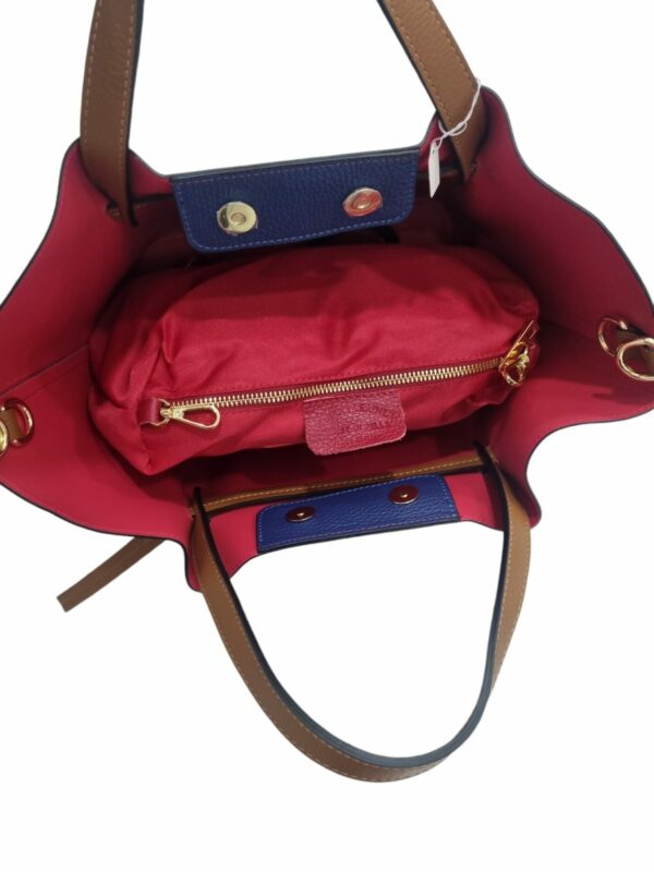 Borsa in vera pelle blu, made italy,interno rosso e dettagli cuoio. Sacca Interna.Chiusura con doppio bottone magneticoDotata di tracolla.Misure L44cn B27cm H24cm P15cm Spedizione Gratuita