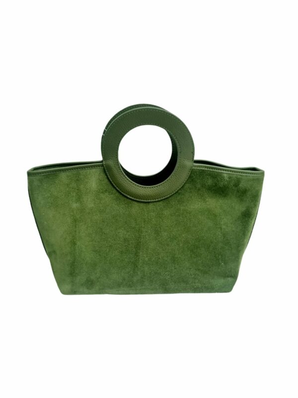 Borsa vera pelle e camoscio,made in Italy, verde oliva con interno foderato scomparto unico e tasche laterali. Dotata di tracolla e manico rotondo.Misure L30 B14 H23 Spedizione Gratuita