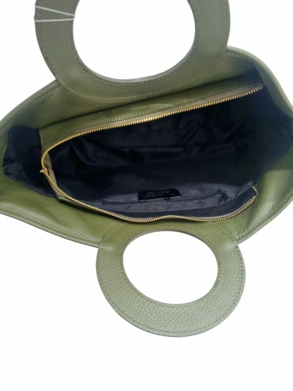 Borsa vera pelle e camoscio,made in Italy, verde oliva con interno foderato scomparto unico e tasche laterali. Dotata di tracolla e manico rotondo.Misure L30 B14 H23 Spedizione Gratuita