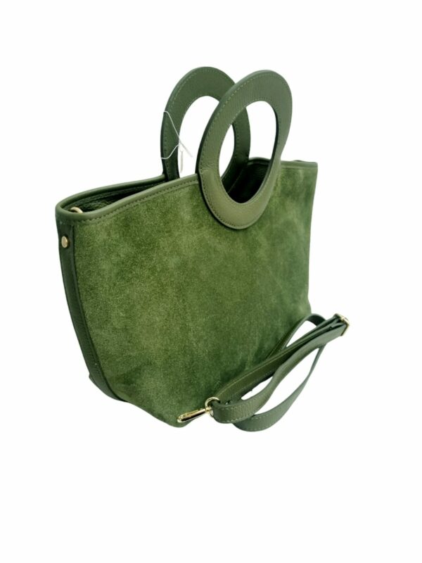 Borsa vera pelle e camoscio,made in Italy, verde oliva con interno foderato scomparto unico e tasche laterali. Dotata di tracolla e manico rotondo.Misure L30 B14 H23 Spedizione Gratuita