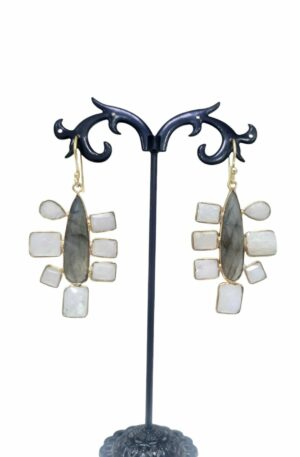 Orecchini  realizzati con labradorite e pietra di luna circondati da ottone Lunghezza 6cm Peso 6.4gr Spedizione Gratuita