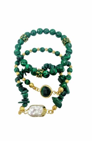 Tris di bracciali elasticizzati realizzati con malachite,perla  di fiume piatta,zirconi ed elementi dorati in ottone. Spedizione Gratuita