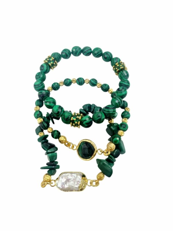 Tris di bracciali elasticizzati realizzati con malachite,perla  di fiume piatta,zirconi ed elementi dorati in ottone. Spedizione Gratuita