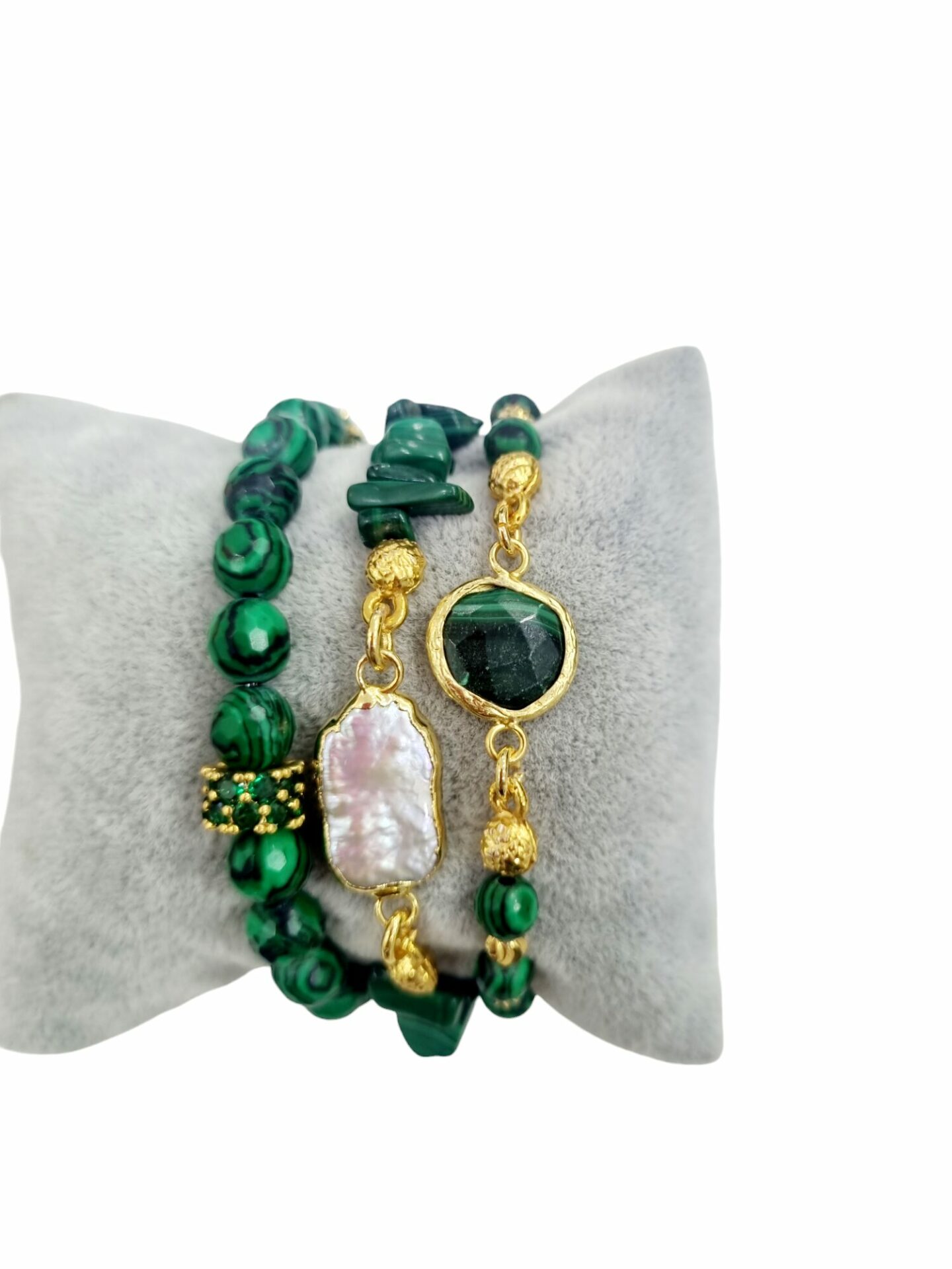 Tris di bracciali elasticizzati realizzati con malachite,perla  di fiume piatta,zirconi ed elementi dorati in ottone. Spedizione Gratuita