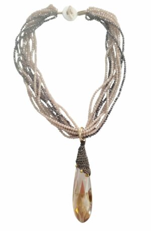 Collana realizzata con cristalli beige e fumè e ciondolo goccia in cristallo con tessuto. chiusura in madreperla. Lunghezza 46cm Spedizione Gratuita