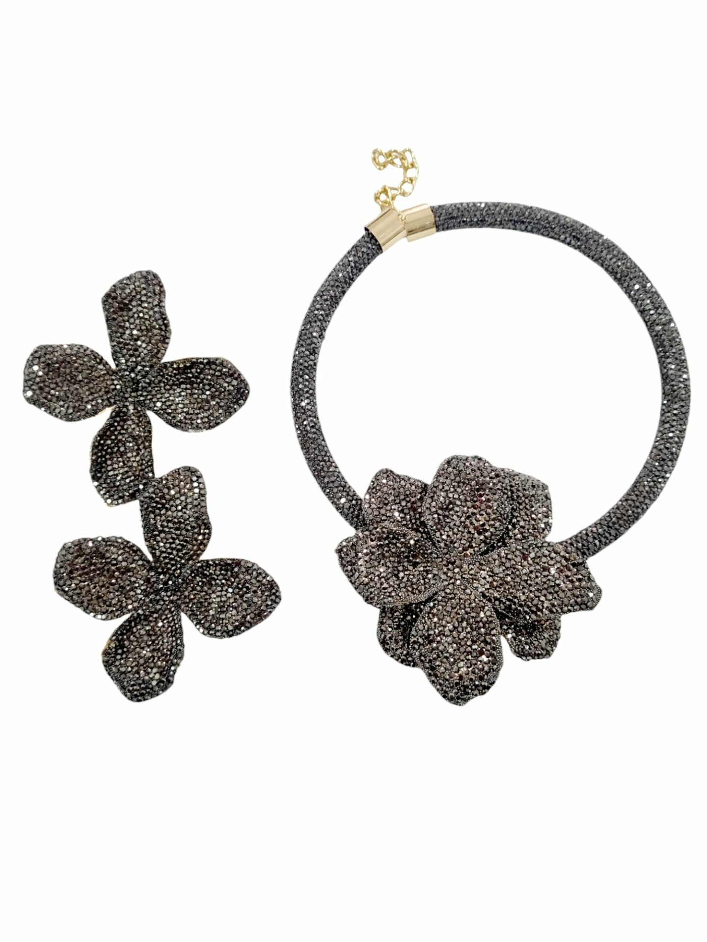 Parure collana girocollo ed orecchini realizzata con strass super luminosa. Colore antracite Spedizione Gratuita