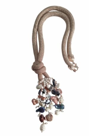 Collana lunga realizzata artigianalmente con tessuto glitterato rosato e ciuffo di perle barocche,perle di maiorca, perle di fiume piatte grigie e rosa. Elementi rosati in ottone.Lunghezza cordone 60cmlunghezze ciondolo 15cm Spedizione Gratuita