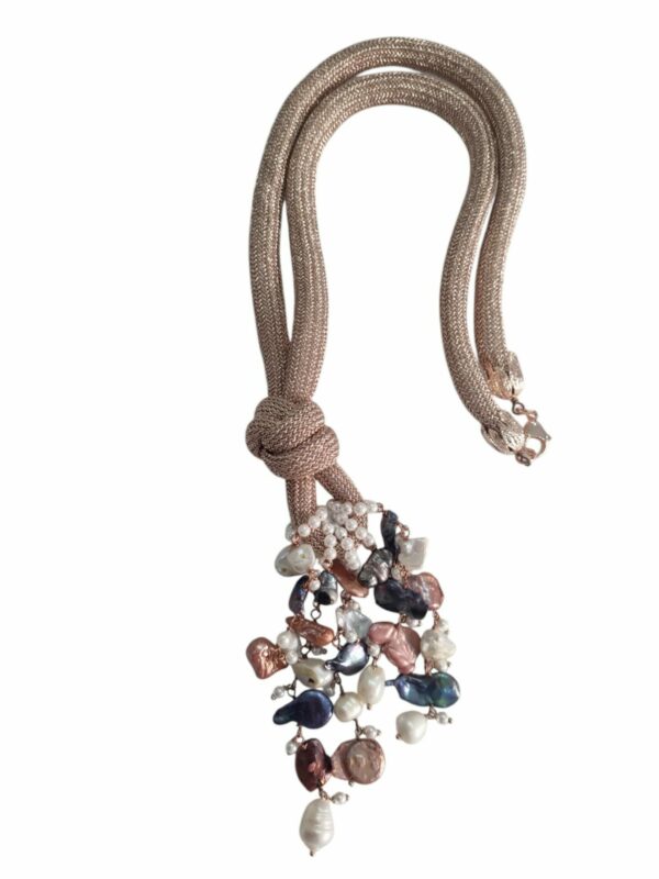 Collana lunga realizzata artigianalmente con tessuto glitterato rosato e ciuffo di perle barocche,perle di maiorca, perle di fiume piatte grigie e rosa. Elementi rosati in ottone.Lunghezza cordone 60cmlunghezze ciondolo 15cm Spedizione Gratuita