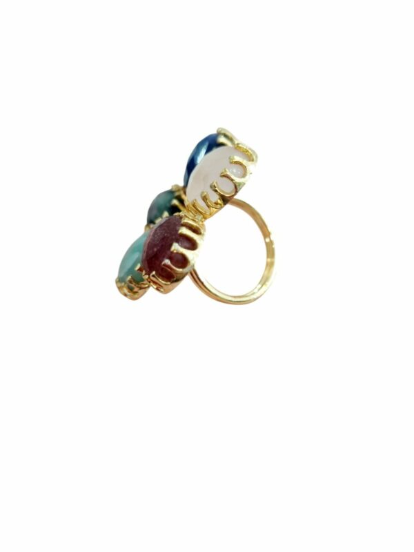 Anello regolabile fiore realizzato su ottone con petali di pietre dure naturali incastonate: lapislazzuli, quarzo rosa, amazzonite, prehnite e aragonite Spedizione Gratuita