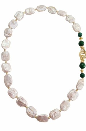 Collana girocollo realizzata con perle di fiume piatte, agata verde, ematite e chiusura in acciaio dorata con zirconi.Lunghezza  50cm Spedizione Gratuita