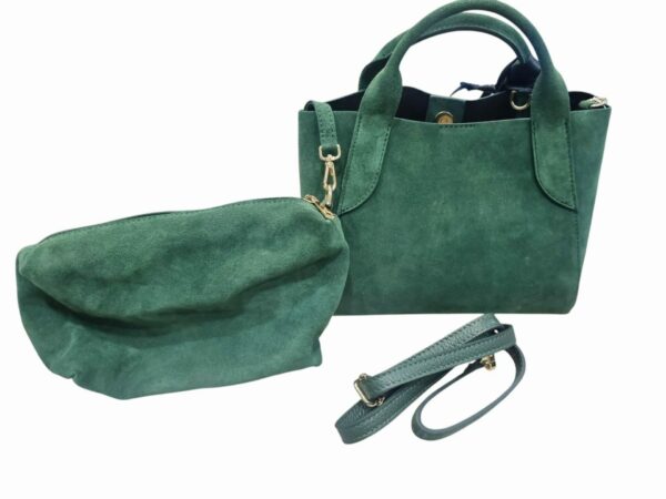 Borsa in camoscio verde, made italy, vera pelle, dotata di sacca interna in camoscio con tracolla in pelle, interno in pelle. 
misure  L 28 B12 H 20 Spedizione Gratuita