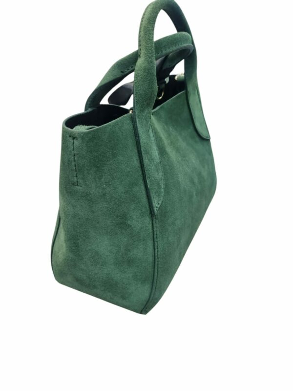 Borsa in camoscio verde, made italy, vera pelle, dotata di sacca interna in camoscio con tracolla in pelle, interno in pelle. 
misure  L 28 B12 H 20 Spedizione Gratuita