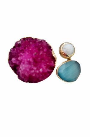 Anello regolabile realizzato con druzy fucsia, occhio di gatto turchese e perla di fiume incastonati nell’ottone. Spedizione Gratuita