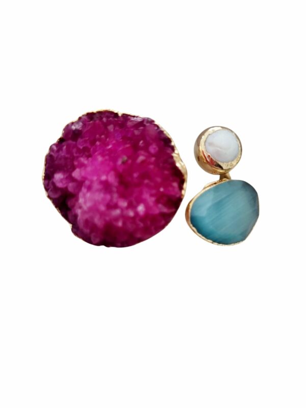 Anello regolabile realizzato con druzy fucsia, occhio di gatto turchese e perla di fiume incastonati nell’ottone. Spedizione Gratuita