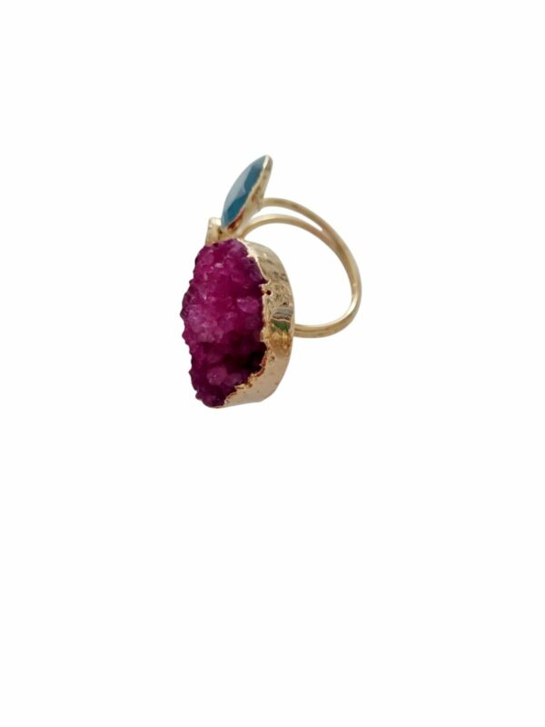 Anello regolabile realizzato con druzy fucsia, occhio di gatto turchese e perla di fiume incastonati nell’ottone. Spedizione Gratuita