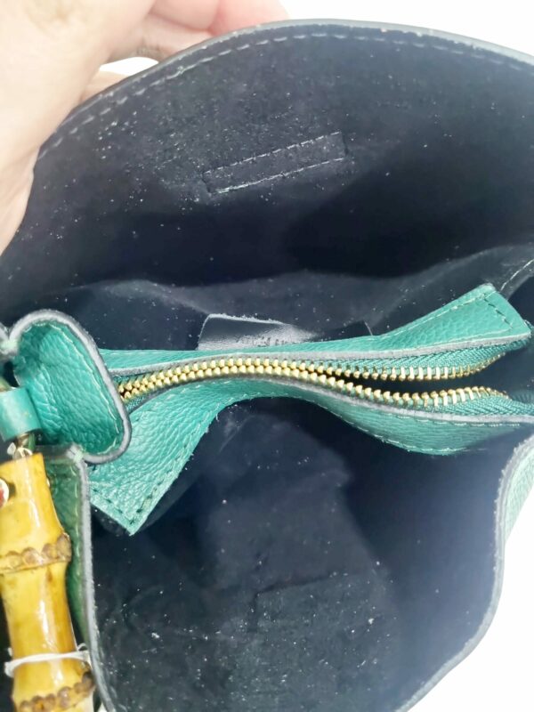 Borsa in vera pelle, made italy, colore verde gucci, con manico in bambù apertura a bottone e zip,interno in velluto una tasca unica centrale e due laterali separate.misure H20 B10 L 22 Spedizione Gratuita