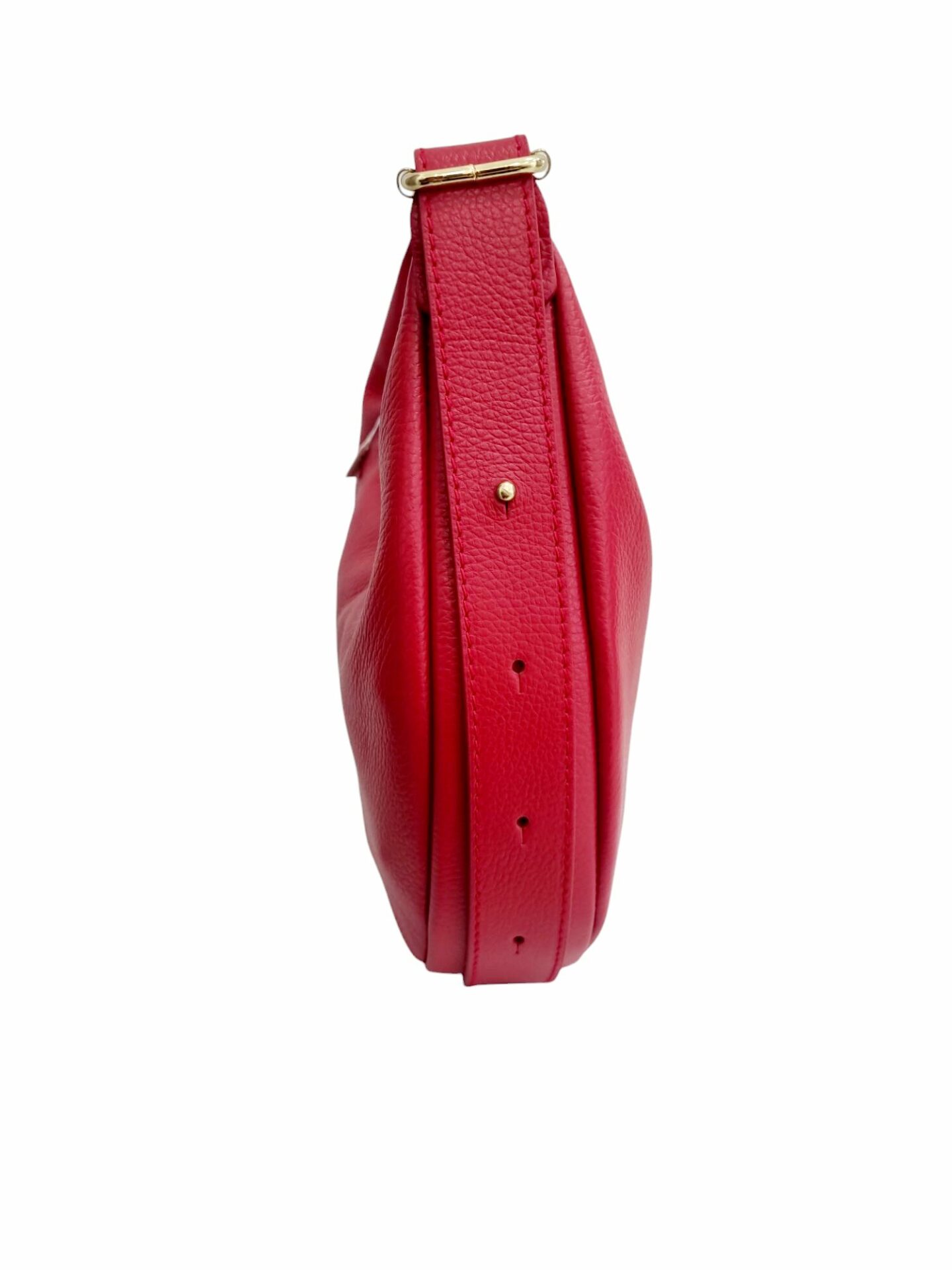 Borsa mezza luna in vera pelle rossa,made Italy  con tracolla regolabile,chiusura con zip, interno foderato scomparto unico con tasca laterale in pelle e una con zip.misure H23 B8 L28 Spedizione Gratuita