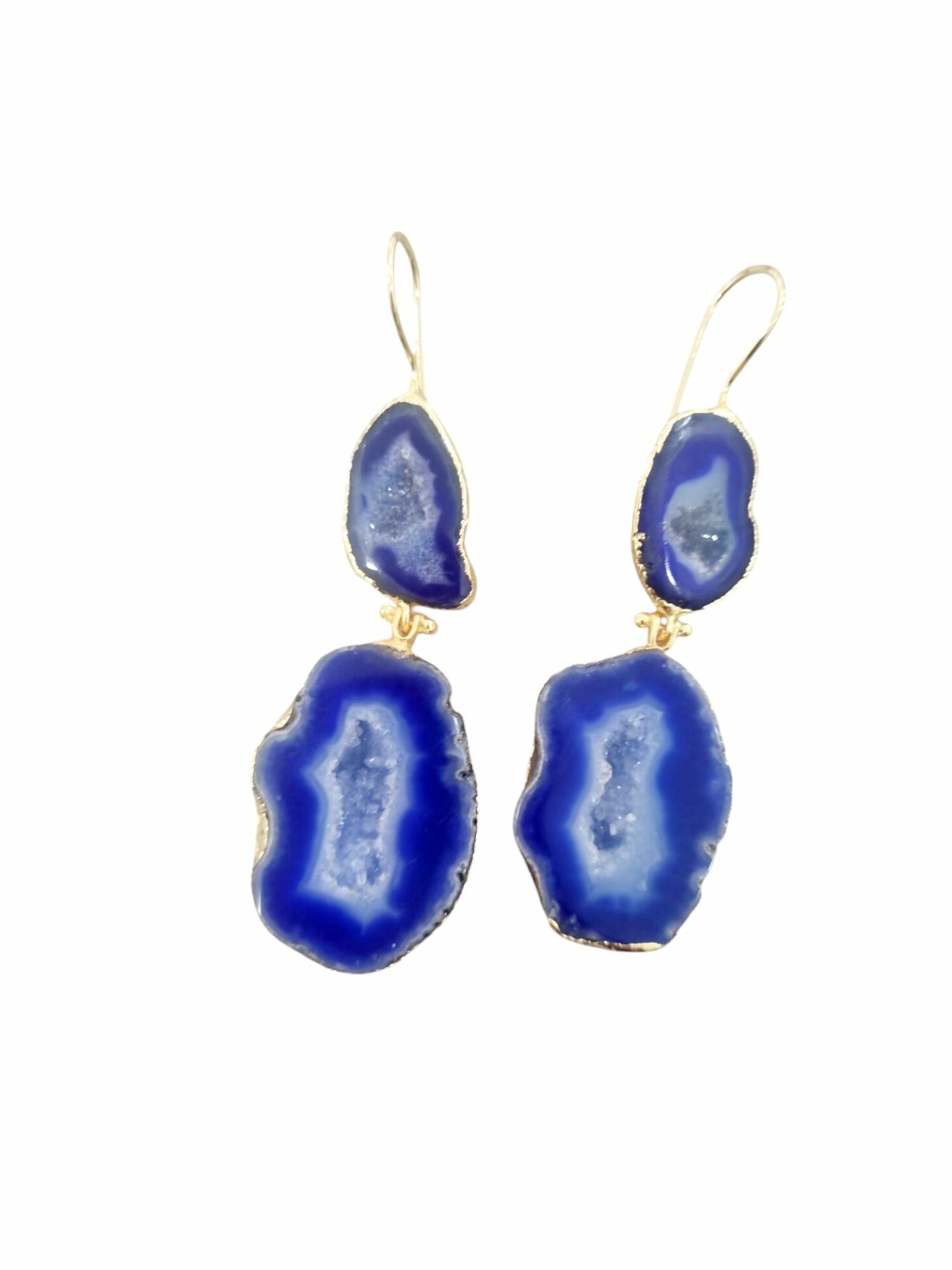 Orecchini realizzati con druzy blu su base in ottone. Lunghezza 7 cm Peso 9.8gr Spedizione Gratuita