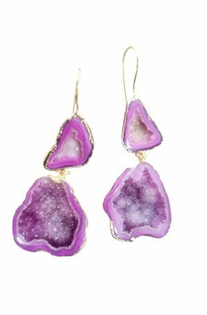 Orecchini realizzati con druzy fucsia su base in ottone. Lunghezza 7 cm Peso 9gr Spedizione Gratuita