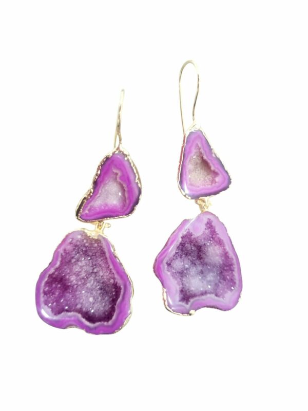 Orecchini realizzati con druzy fucsia su base in ottone. Lunghezza 7 cm Peso 9gr Spedizione Gratuita