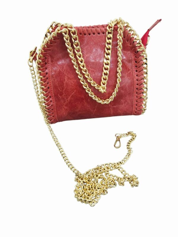 Borsa in vera pelle,made italy.Profili con catena oro; doppi manici e tracolla removibile a catena. Internamente foderata la borsa ha una taschina con cerniera. Chiusura con cerniera. Lunghezza: 22,5 cmAltezza 20 cmProfondità: 7 cmColori: Verde,blu Jeans Ghiaccio, Rosso e Celeste Spedizione Gratuita