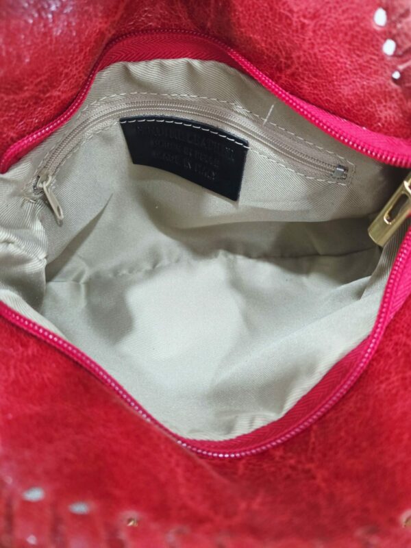Borsa in vera pelle,made italy.Profili con catena oro; doppi manici e tracolla removibile a catena. Internamente foderata la borsa ha una taschina con cerniera. Chiusura con cerniera. Lunghezza: 22,5 cmAltezza 20 cmProfondità: 7 cmColori: Verde,blu Jeans Ghiaccio, Rosso e Celeste Spedizione Gratuita