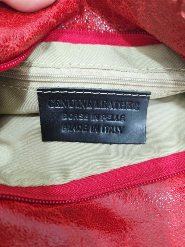 Borsa in vera pelle,made italy.Profili con catena oro; doppi manici e tracolla removibile a catena. Internamente foderata la borsa ha una taschina con cerniera. Chiusura con cerniera. Lunghezza: 22,5 cmAltezza 20 cmProfondità: 7 cmColori: Verde,blu Jeans Ghiaccio, Rosso e Celeste Spedizione Gratuita