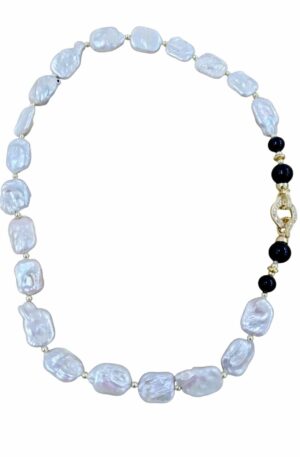 Collana girocollo realizzata con perle di fiume piatte, onice, ematite e chiusura in acciaio dorata con zirconi.Lunghezza  50cm Spedizione Gratuita