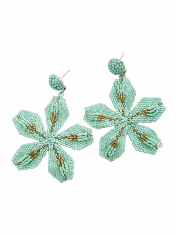 Orecchini fiori realizzati con microperline colori verde acqua ed oro. Leggerissimi. Peso 4.8grLunghezza 6,5cm Spedizione Gratuita