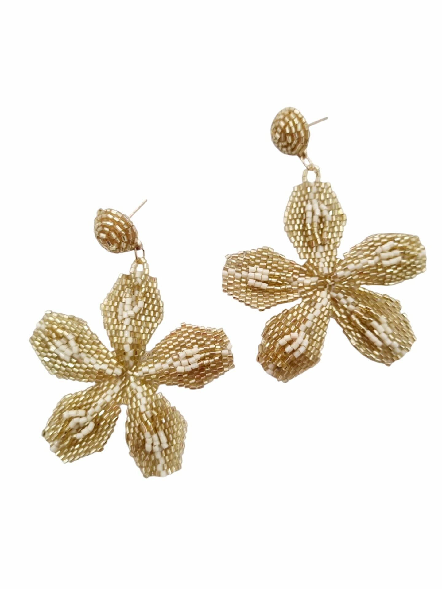 Orecchini fiori realizzati con microperline colori oro e beige Leggerissimi. Peso 4.8gr Lunghezza 6,5cm Spedizione Gratuita