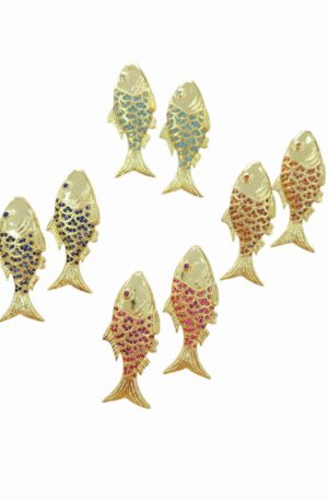 Orecchini  pesciolini in ottone con zirconi incastonati.
Lunghezza 5.5cm
Peso 10.5gr

Colori blu, fucsia, turchese  e arancio Spedizione Gratuita