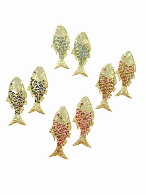 Orecchini  pesciolini in ottone con zirconi incastonati. Lunghezza 5.5cm Peso 10.5gr Colori blu, fucsia, turchese  e arancio Spedizione Gratuita