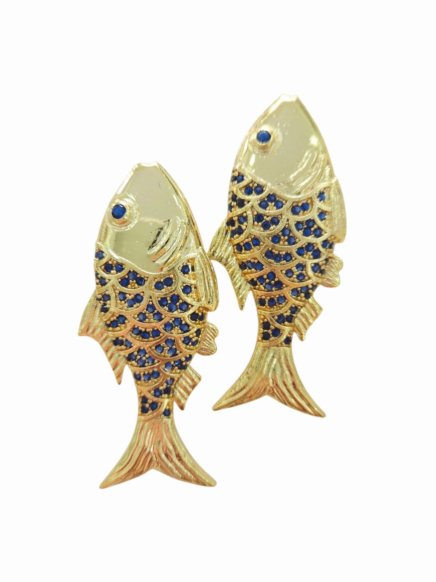 Orecchini  pesciolini in ottone con zirconi incastonati.
Lunghezza 5.5cm
Peso 10.5gr

Colori blu, fucsia, turchese  e arancio Spedizione Gratuita