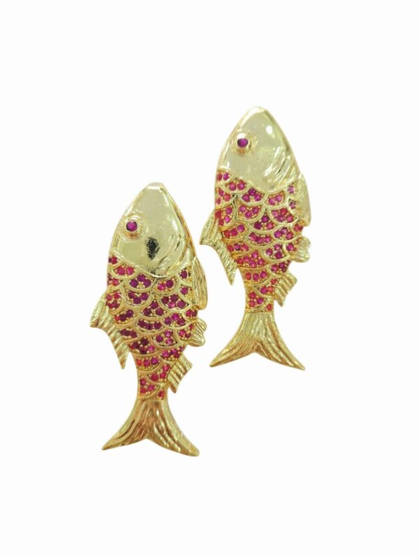 Orecchini  pesciolini in ottone con zirconi incastonati. Lunghezza 5.5cm Peso 10.5gr Colori blu, fucsia, turchese  e arancio Spedizione Gratuita