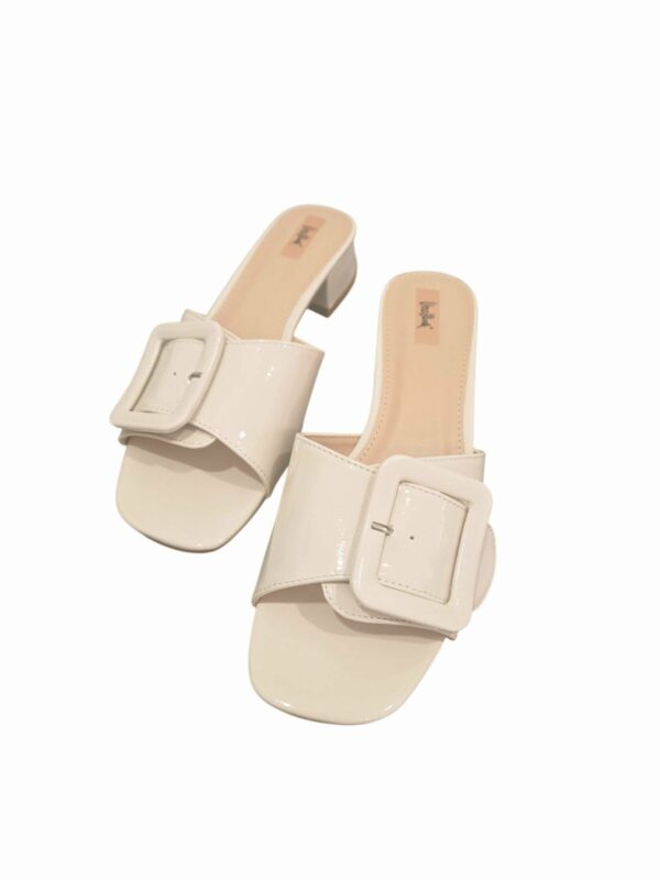 Ciabattina lucida color nude con tacchetto quadrato H4 cm ( 6×5.5cm) Spedizione Gratuita