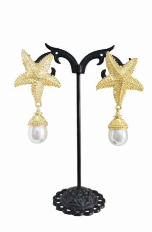 Orecchini  realizzati con stella marina in ottone e perla di Maiorca.
lunghezza 5cm
peso 11.4gr Spedizione Gratuita