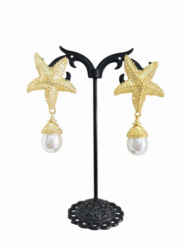 Orecchini  realizzati con stella marina in ottone e perla di Maiorca.lunghezza 5cmpeso 11.4gr Spedizione Gratuita