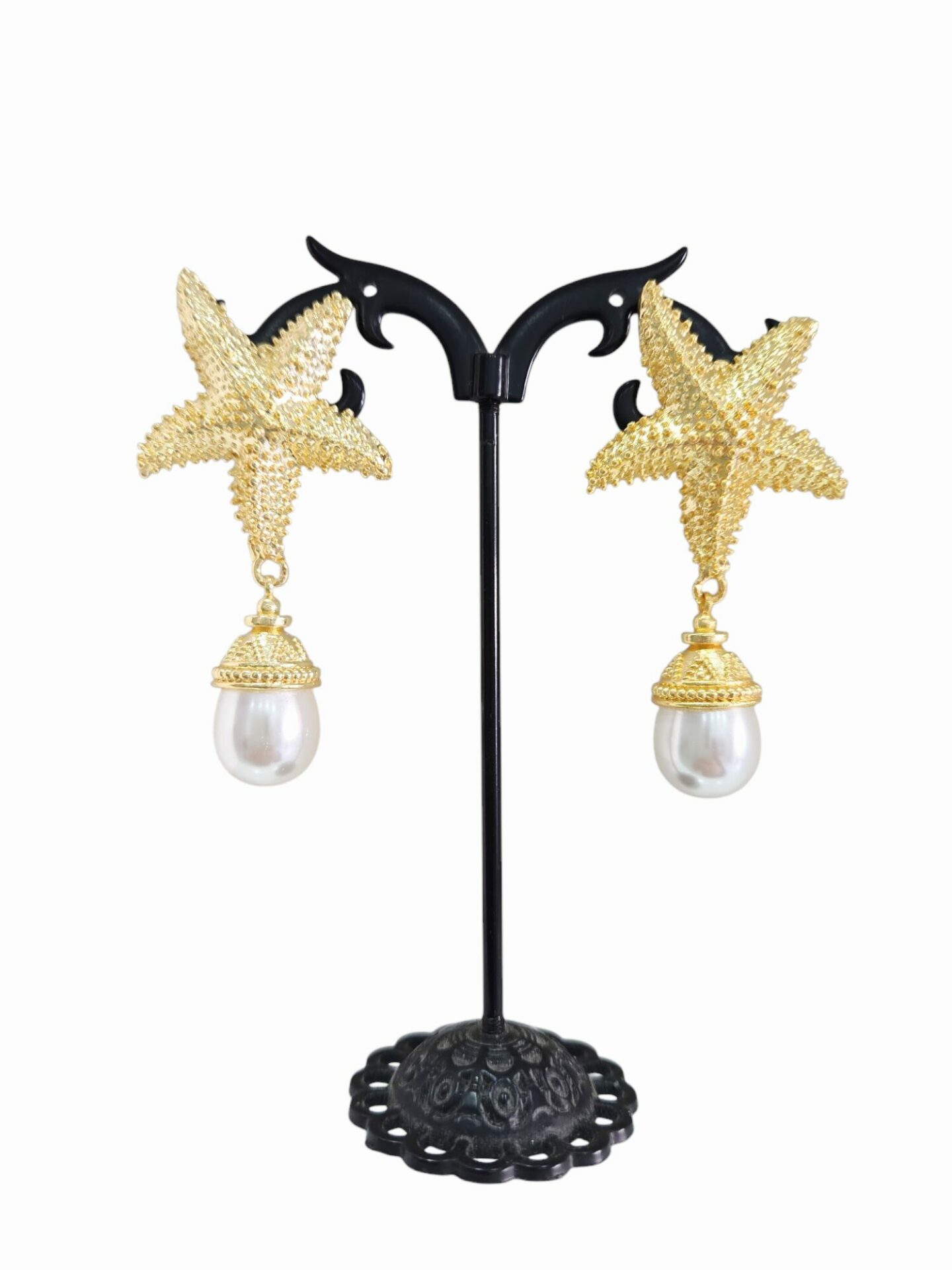 Orecchini  realizzati con stella marina in ottone e perla di Maiorca.
lunghezza 5cm
peso 11.4gr Spedizione Gratuita