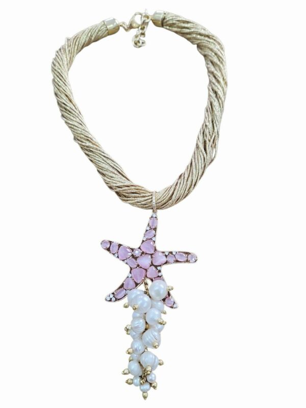 Collana girocollo regolabile, realizzata artigianalmente con torciglione di tessuto dorato glitterato e ciondolo con ciuffo di perle di fiume e  stella di quarzi rosa e zirconi.

lunghezza girocollo 47cm

lunghezza ciondolo 11 cm Spedizione Gratuita
