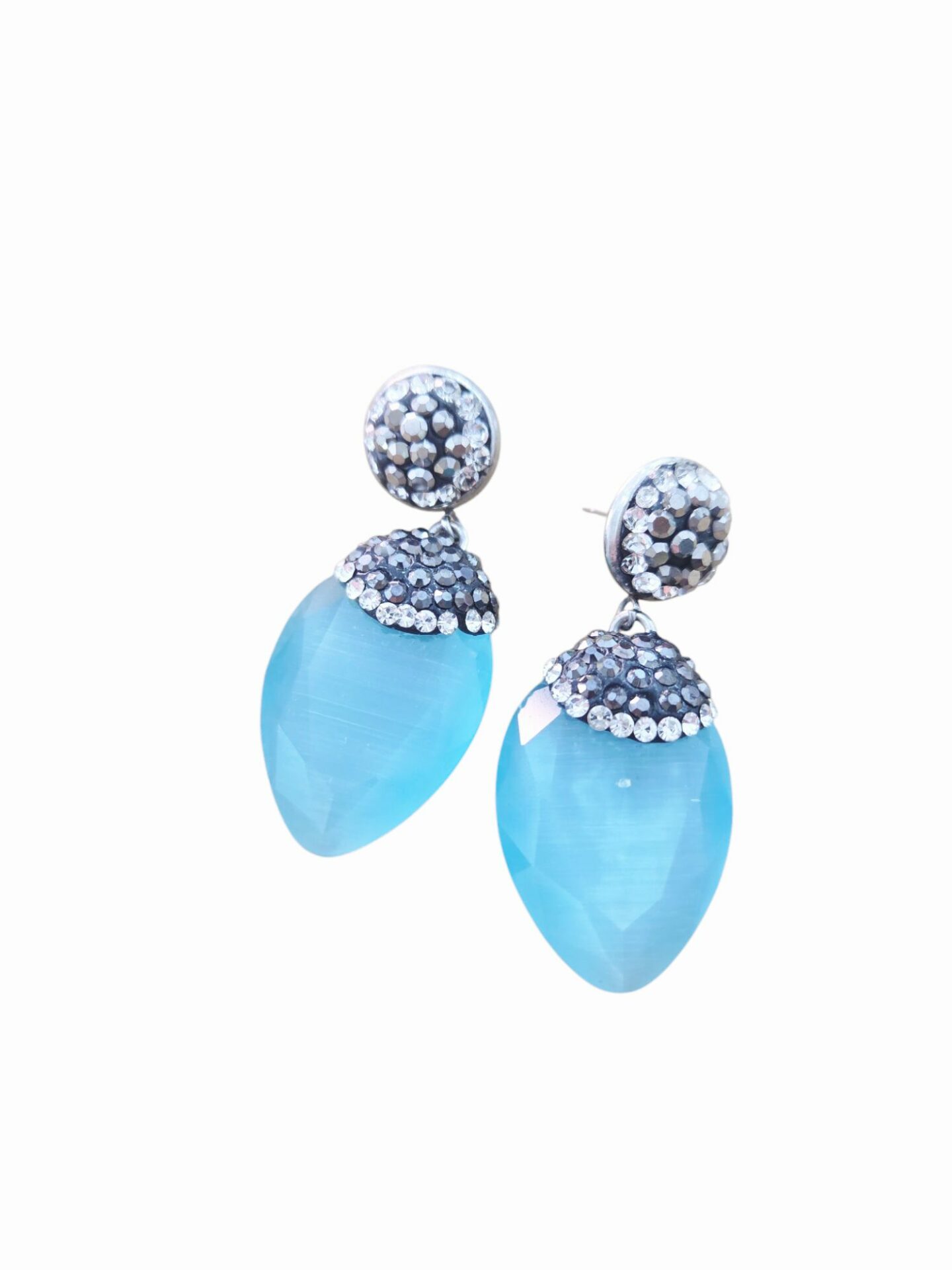 Orecchini  realizzati con marcassite e occhio di gatto turchese
lunghezza 4 cm
peso 5.7gr Spedizione Gratuita
