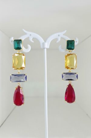 Orecchini realizzati con cristalloidi multicolore su base in ottone, anallergici e luminosi.
peso 7.2gr
lunghezza 6cm Spedizione Gratuita
