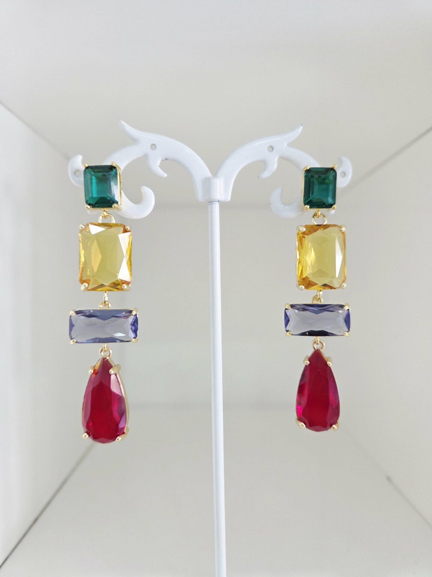 Orecchini realizzati con cristalloidi multicolore su base in ottone, anallergici e luminosi.
peso 7.2gr
lunghezza 6cm Spedizione Gratuita